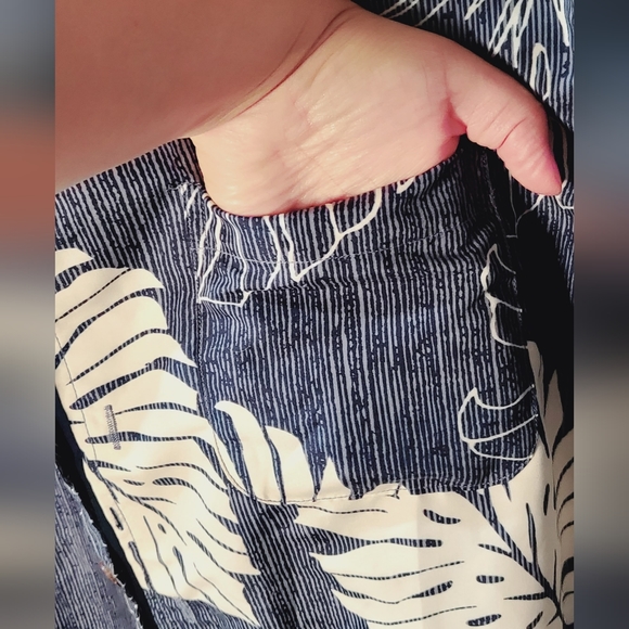 Hawaiian button shirt for men size Medium Tropical Storm Navy and white - Picture 7 of 9